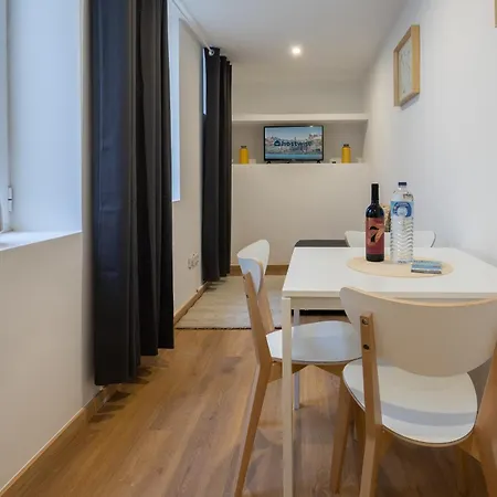 Host Wise - Enchanting Unique Flat - Ace Location Apartment Porto